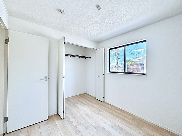 明るいバルコニーサイドに洋室を設置。目覚めの良い寝室に。 