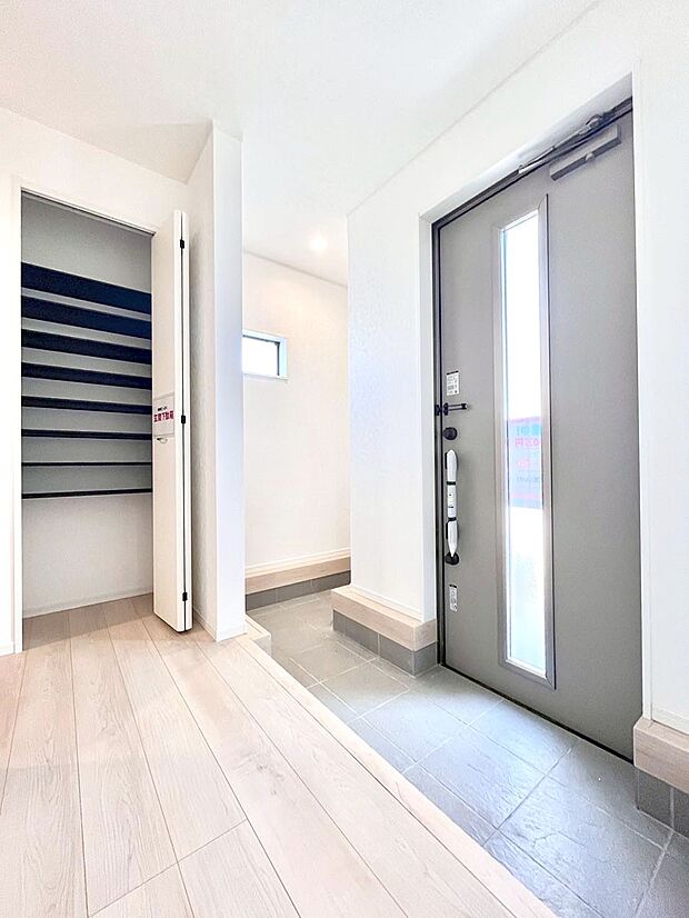 明るい玄関はお客様をお出迎えするのにぴったりです！ 