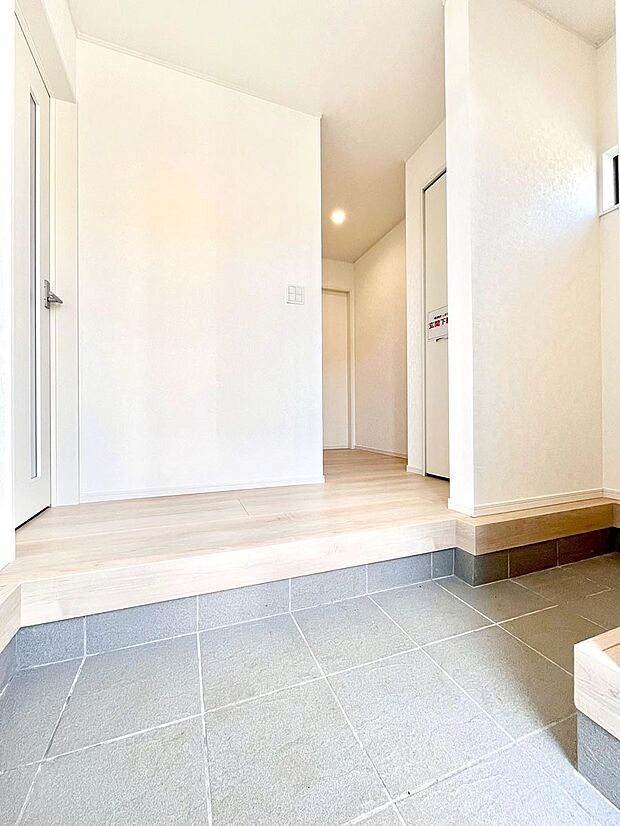 家族の帰宅やお客様をあたたかく迎える玄関  