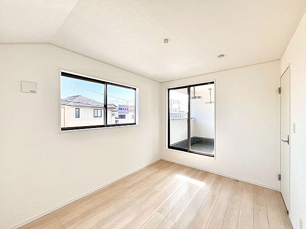 窓からのやさしい光が心地よいプライベートルーム