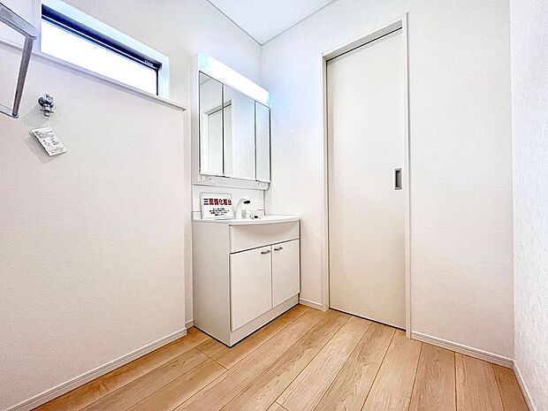 明るい洗面所は毎朝の身支度も楽しくできちゃいそうです。