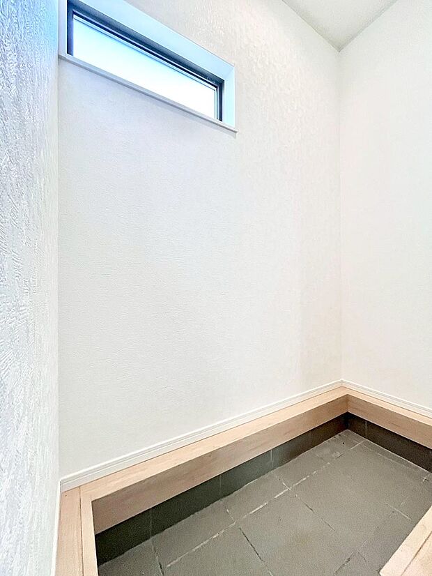 シューズインクローク付き！雨具やベビーカーも置けます。 