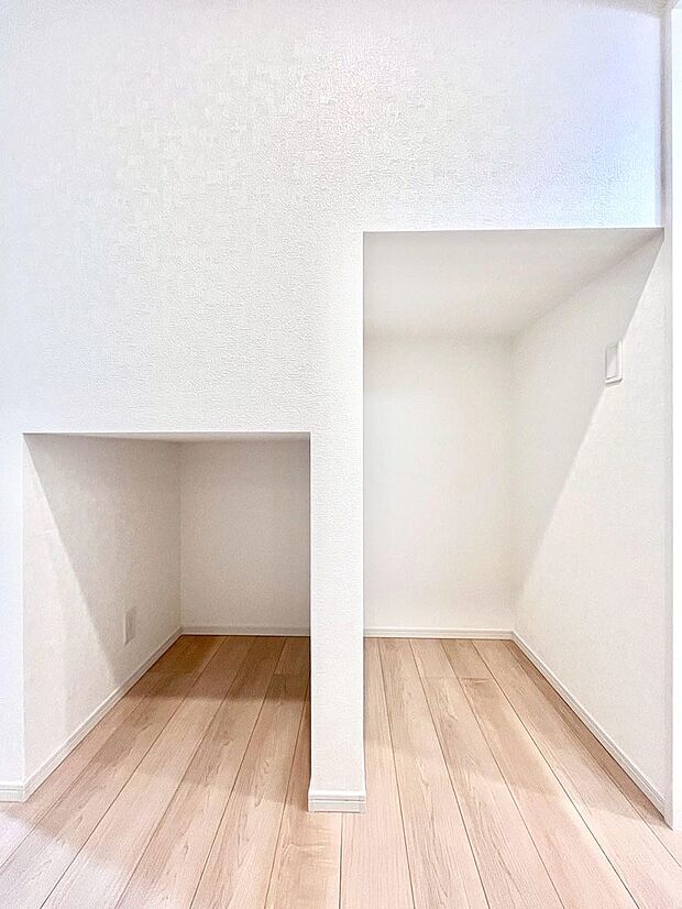 日用品のストックや水などの備蓄に使える階段下収納。