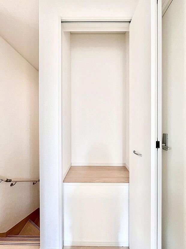 廊下収納。掃除道具や季節の小物を収納することができます。