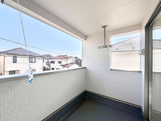 ゆったりバルコニーだから沢山お洗濯ものを干せます。