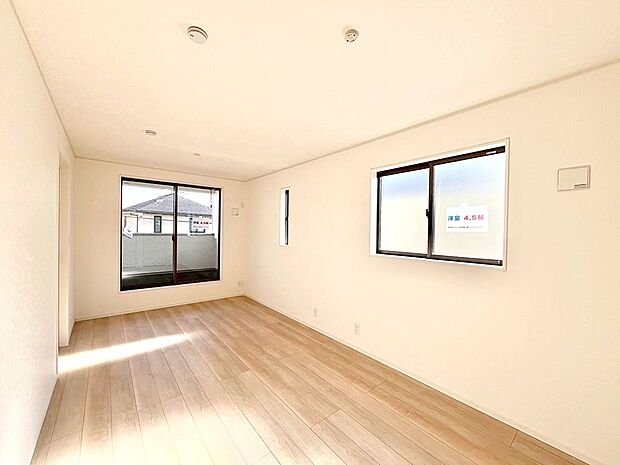 明るいバルコニーサイドに洋室を設置。目覚めの良い寝室に。 