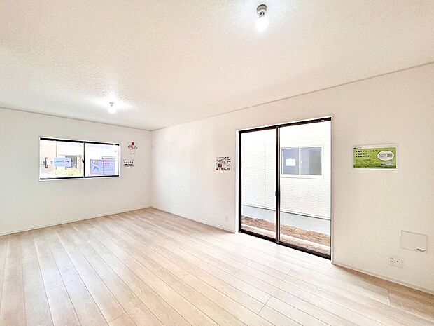 大きな窓からたっぷりの陽光と風を感じられるリビング  