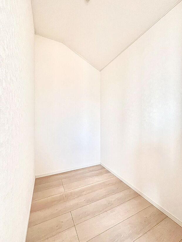 ウォークインクローゼット付きで生活空間を広く利用できます。