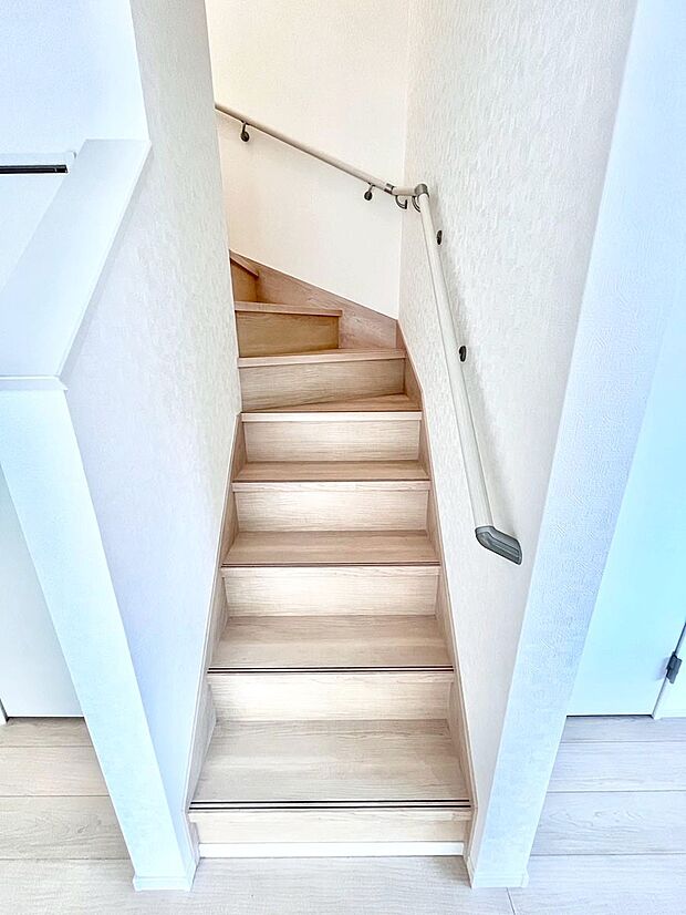 安全性を考慮し階段には手すりを設置しています