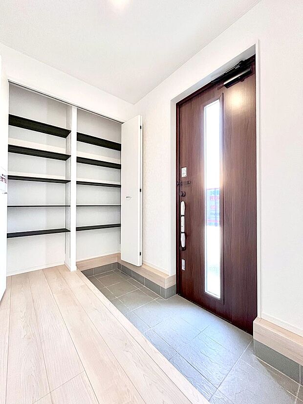 明るい玄関はお客様をお出迎えするのにぴったりです！ 