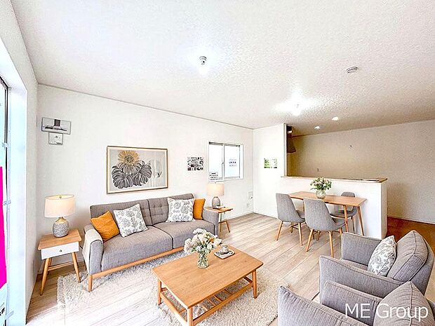 ご家族の賑やかな話し声で包まれる明るいリビング  ※家具はCGです