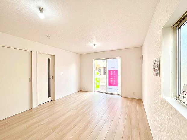 大きな窓からたっぷりの陽光と風を感じられるリビング