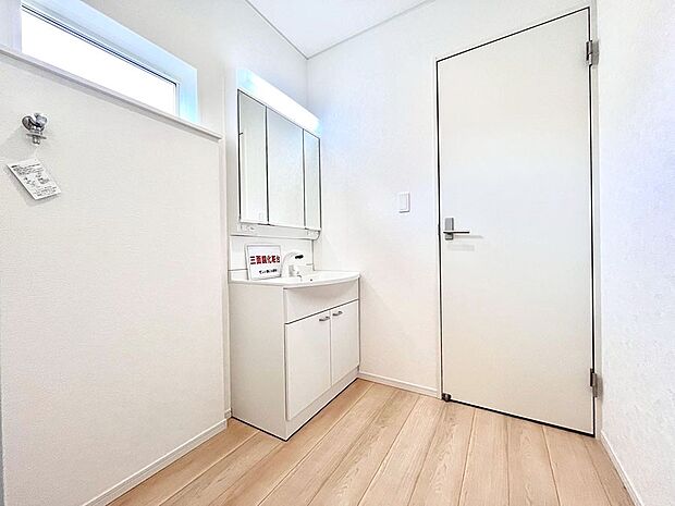 明るい洗面所は毎朝の身支度も楽しくできちゃいそうです。