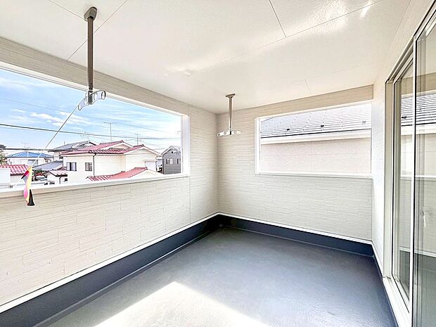 ゆったりバルコニーだから沢山お洗濯ものを干せます。