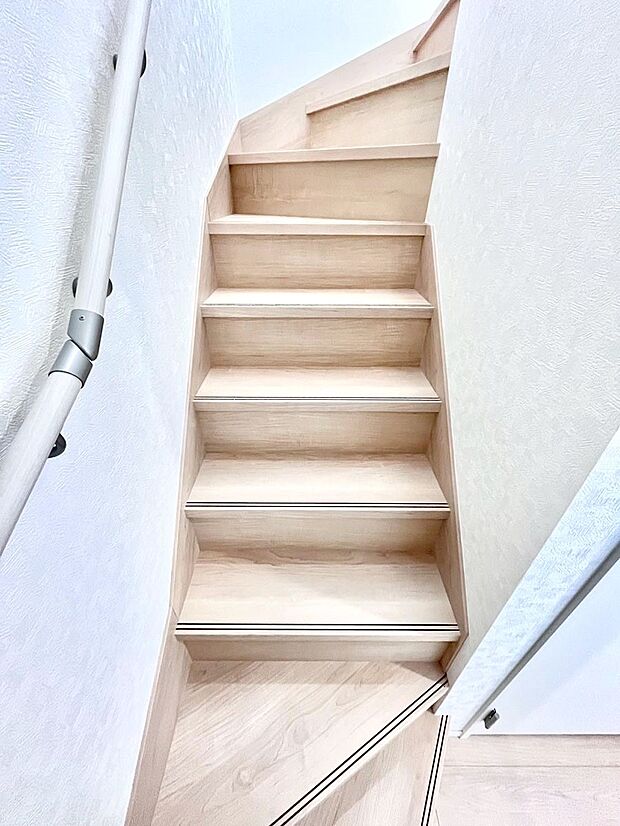 階段は手すり付きなので小さなお子さまやご高齢の方も安心です  