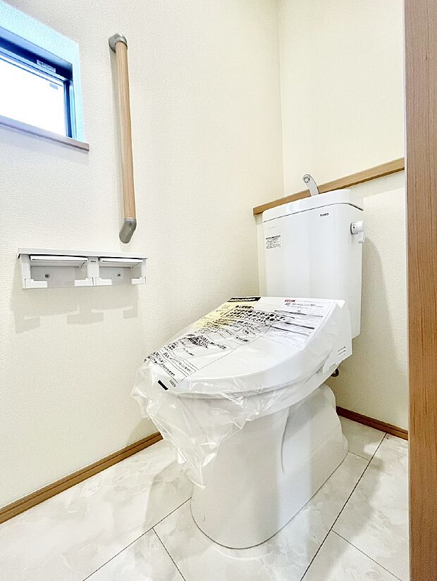 明るく清潔感のあるトイレです。 　