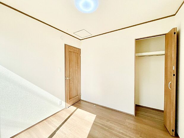 使いやすい形でベットや家具の置き方にも困ることもありません。