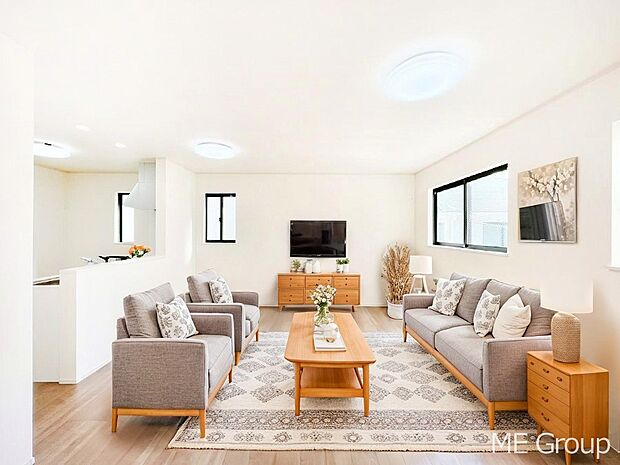 家族の和やかな会話が聞こえてきそう。開放感のあるリビングです。※家具はCGです  