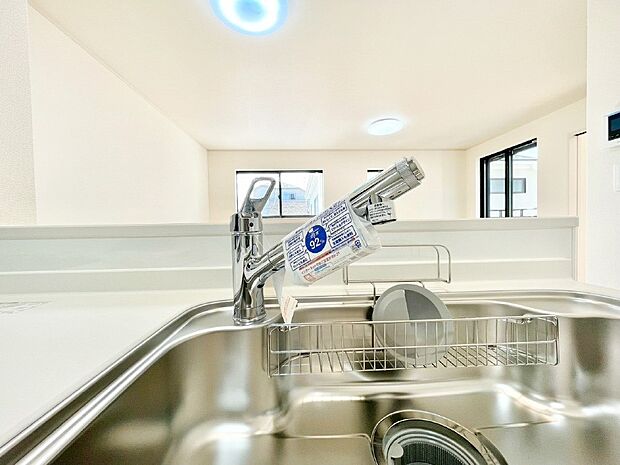 いつでも清潔なおいしいお水を。一つの水栓で水道水と浄水を使い分け。