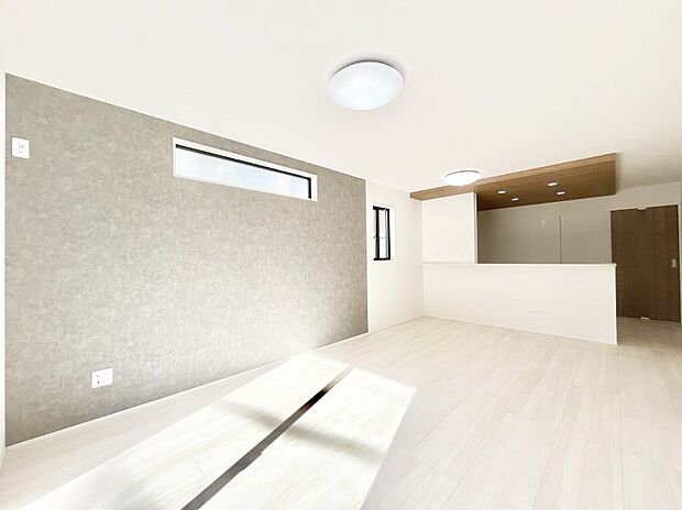 ご家族の賑やかな話し声で包まれる明るいリビング