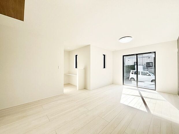 大きな窓からたっぷりの陽光と風を感じられるリビング