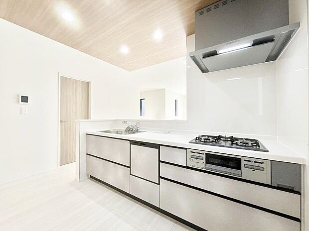 広々とした使い勝手の良いキッチンで日々のお料理も楽しくなりそう