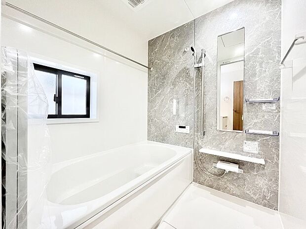 一日の疲れを癒してくれる明るい清潔感のあるバスルーム