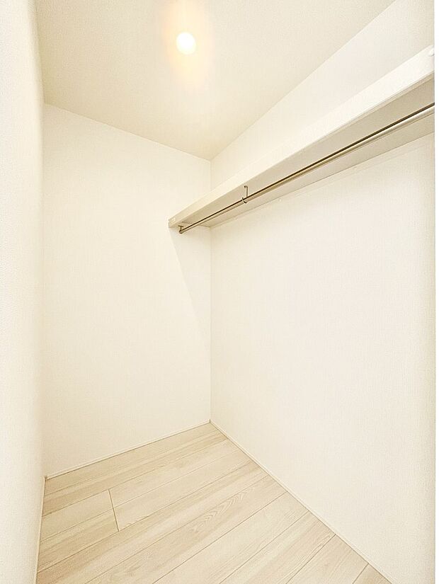 ウォークインクローゼットの活用で生活空間スッキリ