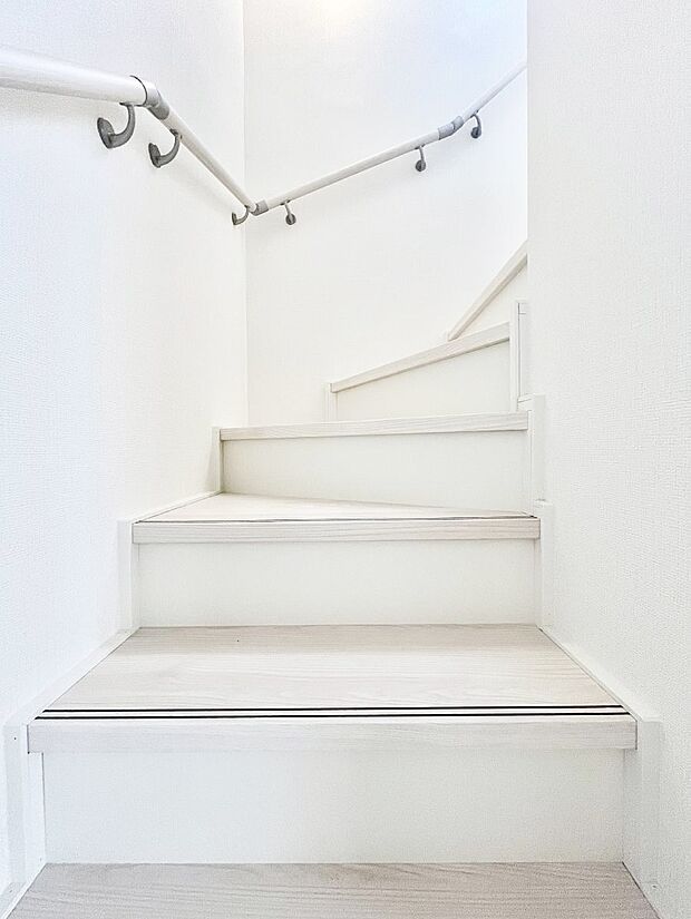 階段は手すり付きなので小さなお子さまやご高齢の方も安心です