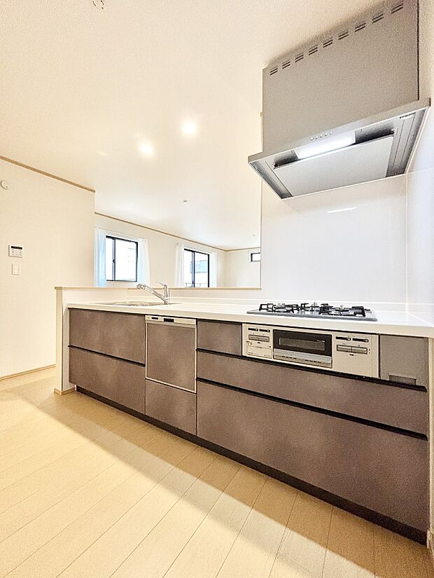 リビングで遊ぶお子様を見守りながらお料理ができる対面キッチン  