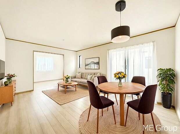 ご家族の賑やかな話し声で包まれる明るいリビング ※家具はCGです