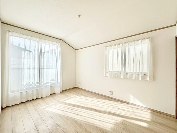 明るいバルコニーサイドに洋室を設置。目覚めの良い寝室に。