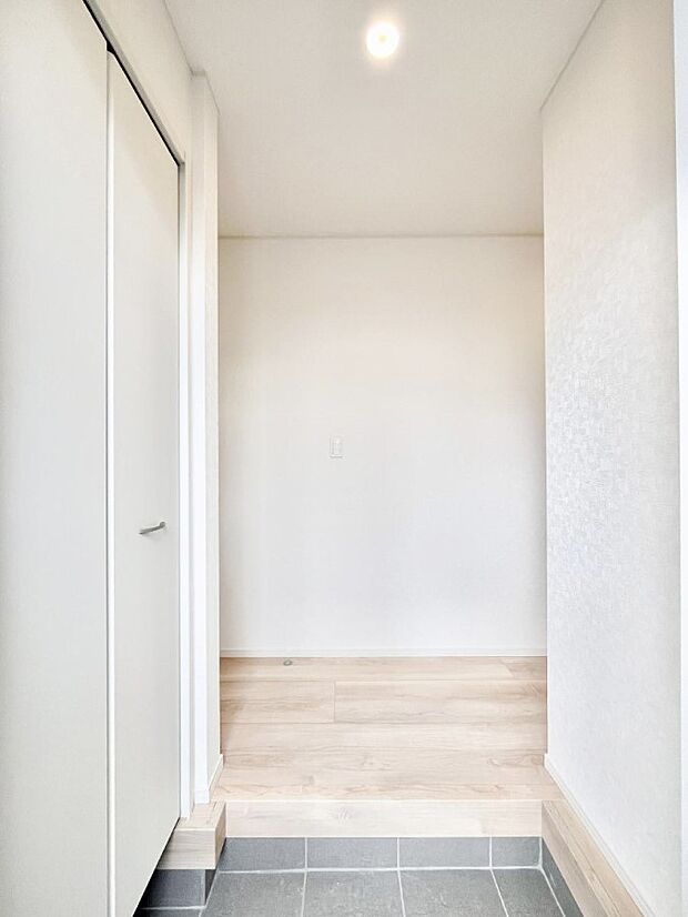 家族の帰宅やお客様をあたたかく迎える玄関  　