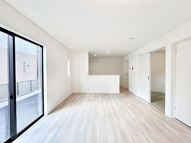 明るい陽光が注ぎ、寛ぎの雰囲気に満たされるリビング・ダイニング。　 