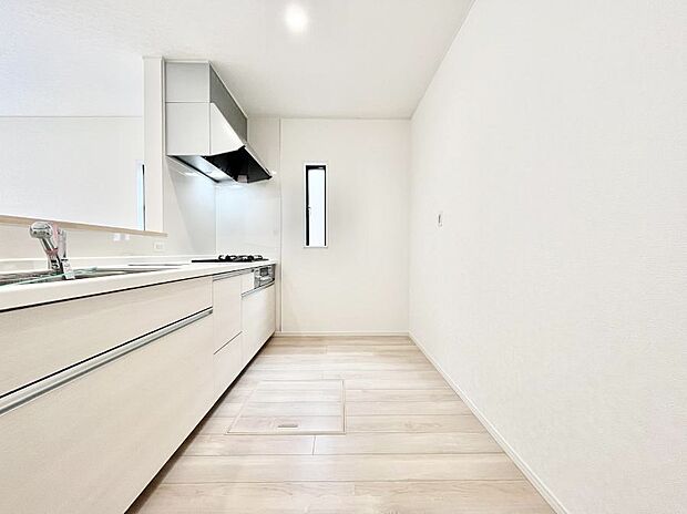 爽やかな風が通り抜けるキッチン。窓があるので明るく換気にも役立ちます。