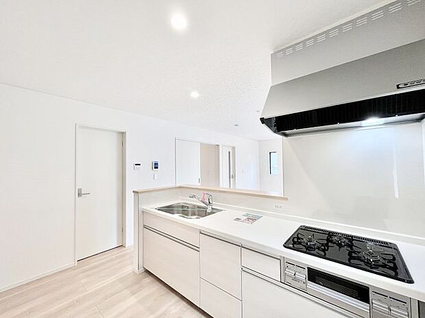 料理をしながらでもご家族との会話を楽しめる対面キッチン　