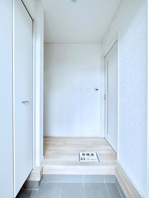 明るい玄関はお客様をお出迎えするのにぴったりです！ 