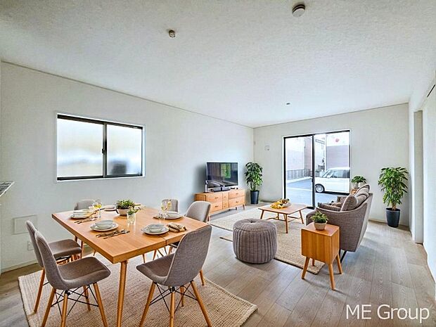 ご家族の賑やかな話し声で包まれる明るいリビング  ※家具はCGです