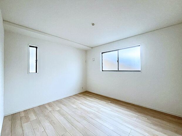 2面採光で気持ちよく自然光が取り入れられるのでお子様のお部屋にもピッタリ