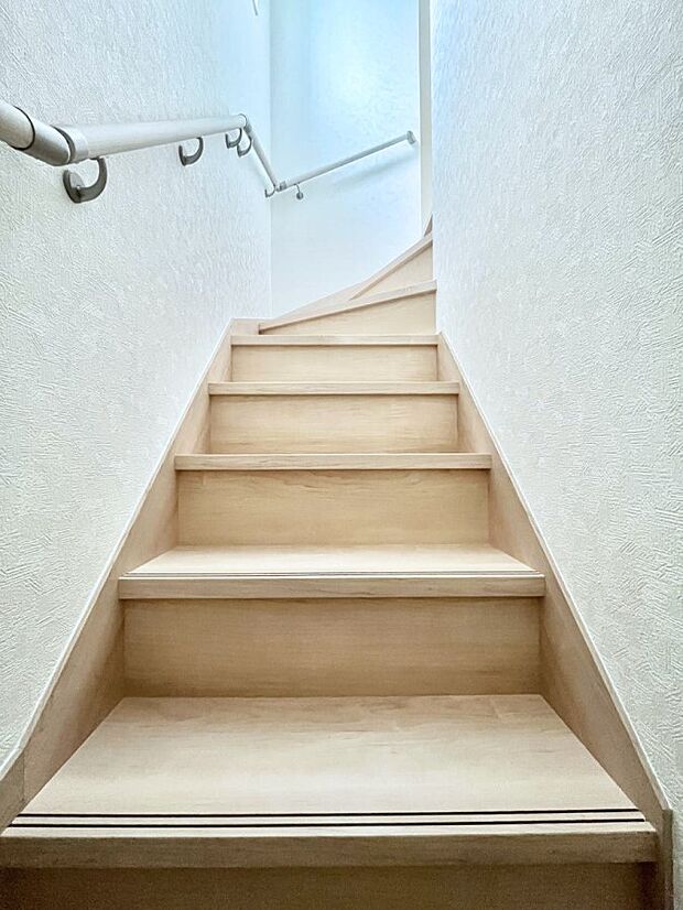 安全性を考慮し階段には手すりを設置しています