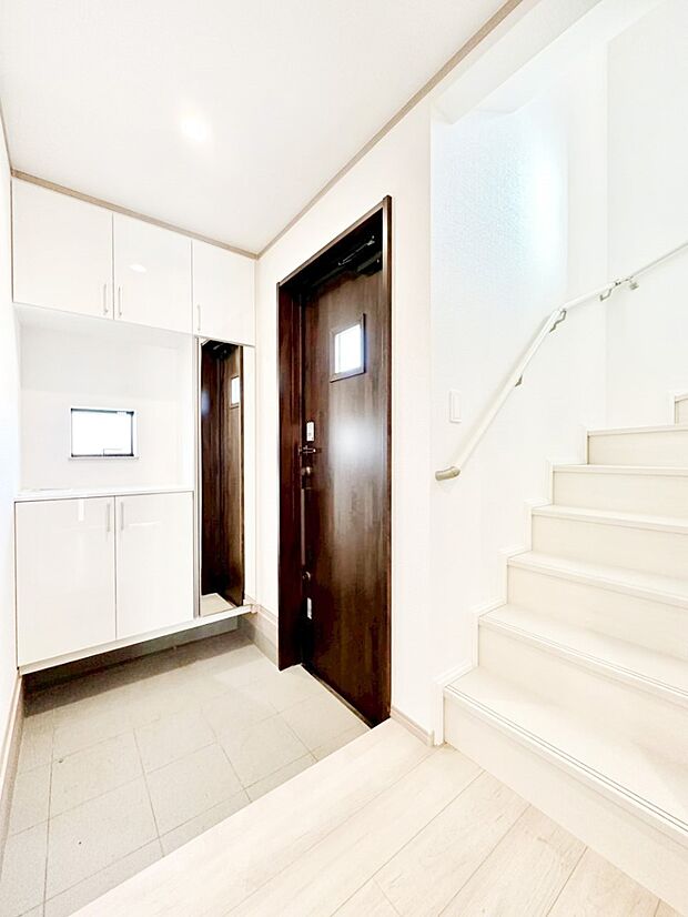 ご家族やお客様を気持ちよくお出迎え!明るい陽光が入り込む玄関。