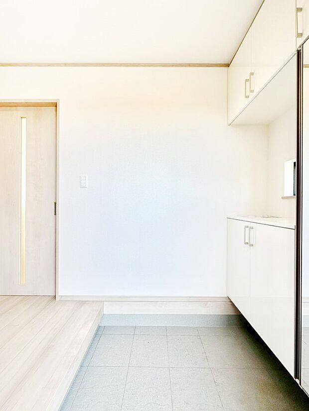 ご家族やお客様を気持ちよくお出迎えできる穏やかな雰囲気の玄関です。