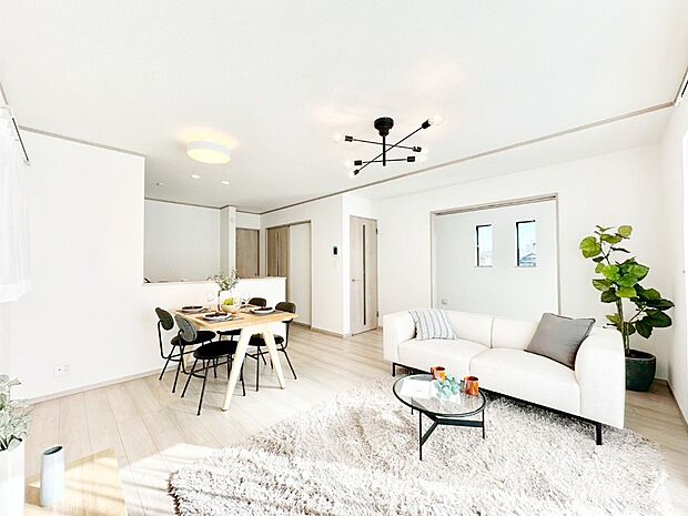 穏やかな陽だまりに包まれる、居心地の良いリビングで家族団らん!