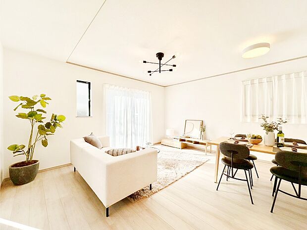 明るい陽光が注ぎ、寛ぎの雰囲気に満たされるリビングダイニング