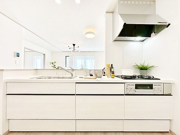 システムキッチンはシンプルでスッキリした飽きの来ないデザインなので永く使えそう!