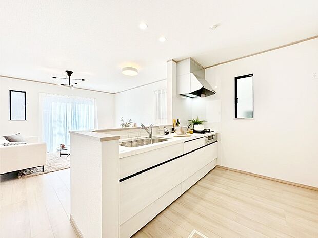 カウンター越しに楽しいおしゃべり。いつものお料理がもっと美味しくなりそうですね。