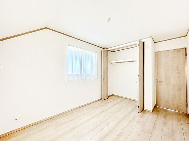 お子さまのお部屋としても!衣類の整理整頓に便利なクローゼット付きの洋室。