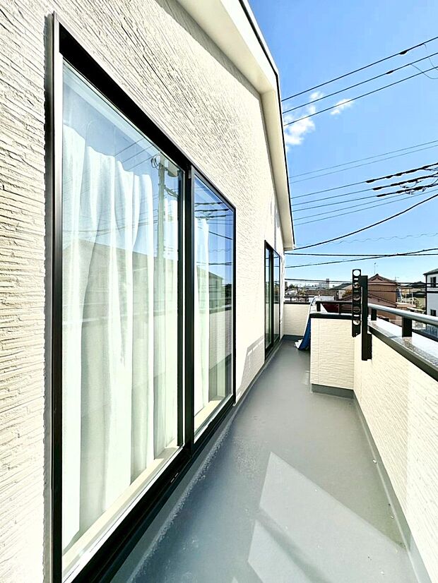 暖かな陽光が降り注ぐバルコニーはお洗濯におすすめ。爽やかな風も心地よいです。