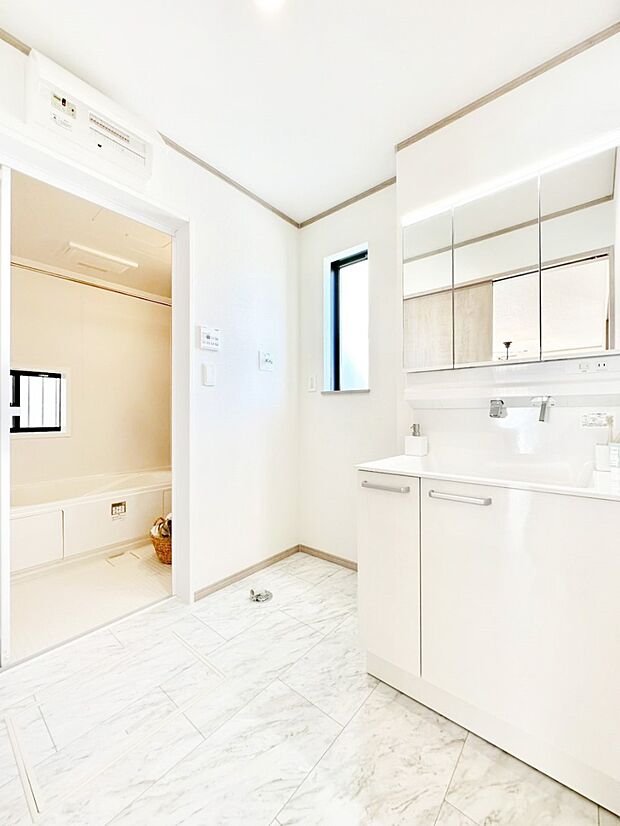 清潔感溢れるホワイトカラーを基調としたランドリースペース
