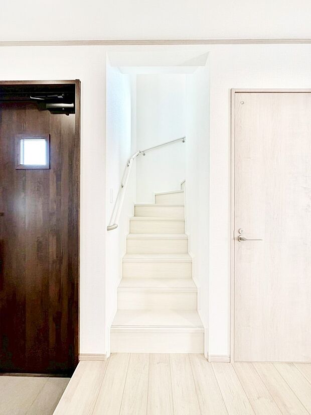 小さなお子様やご年配の方に嬉しい配慮!階段には手摺付きです。